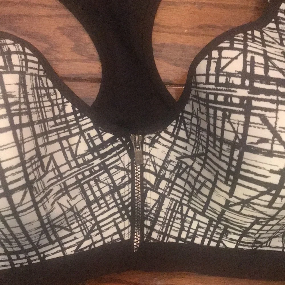 NWOT 38D Black/ White Zip Front Maidenform Bra - Picture 2 of 4